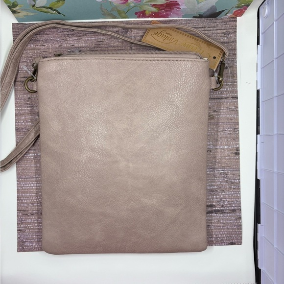 Revive Vintage Vegan shoulder bag mushroom color , pocket in front tassel & snap - Picture 4 of 4